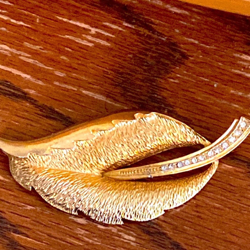 Vintage 60s Gold Tone Alloy Rhinestoned Leaf Broach